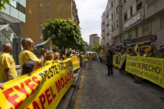 Archivo - Concentración de AMA en Santander