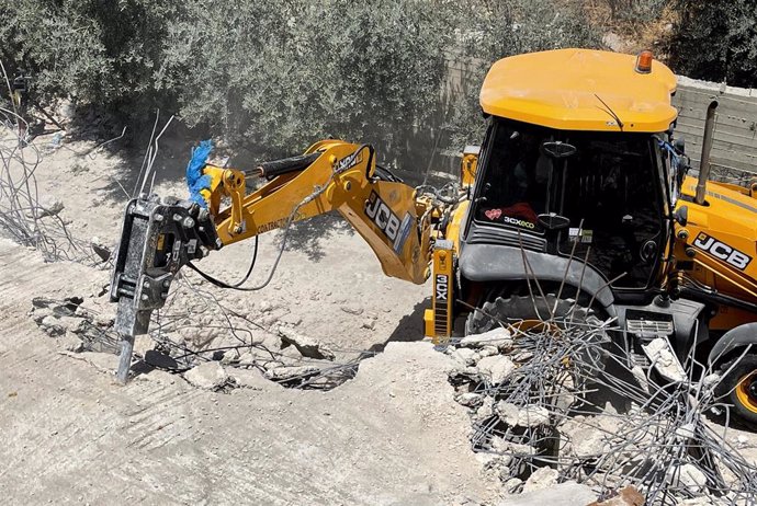 Una excavadora israelí derriba una vivienda palestina en Jerusalén Este