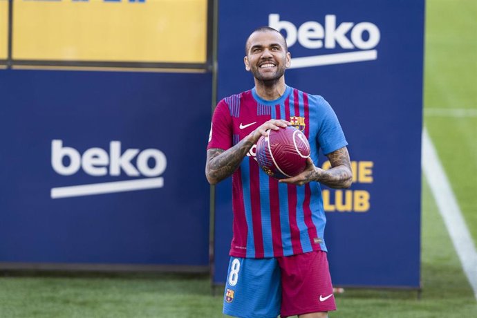 Archivo - El jugador del FC Barcelona Dani Alves en su presentación en el Camp Nou