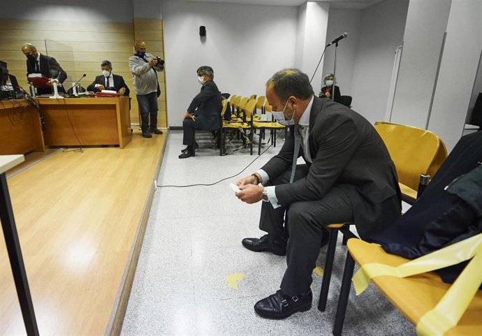 Archivo - Los dueños de la empresa de construcción ecológica Ecomasa World Investment (EWI), Jesús Lavín (i), y Andrés de León (d) sentados para declarar en el Juzgado de lo Penal 1 de Santander, a 22 de noviembre de 2021, en Santander, Cantabria, (Espa