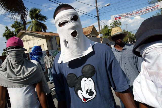 Archivo - Un individuo enmascarado en Puerto Príncipe, Haití
