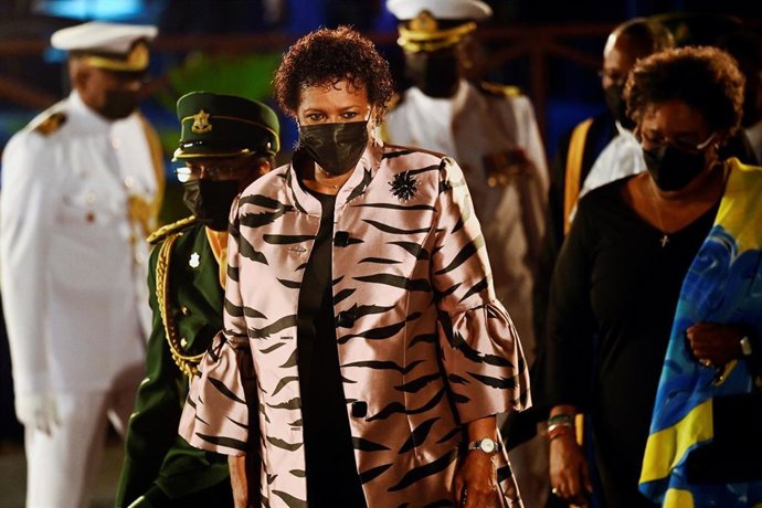 30 November 2021, Barbados, Bridgetown: President of Barbados Sandra Mason (C), and Prime Minister of Barbados Mia Mottley (R) arrive for a ceremony to mark the country's transition to a republic within the Commonwealth. Photo: Toby Melville/PA Wire/dpa