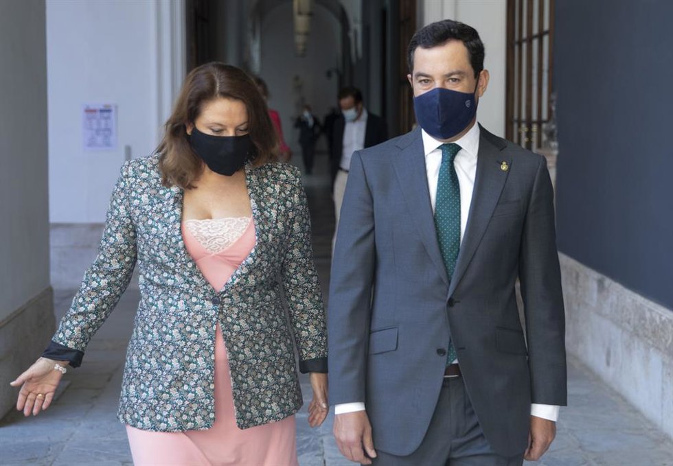 Archivo - El presidente de la Junta de Andalucía, Juanma Moreno (d) tras el acto de la firma de la Declaración Institucional sobre el Futuro de la PAC, junto la consejera de Agricultura, Ganadería, Pesca y Desarrollo Sostenible, Carmen Crespo (i). En Se