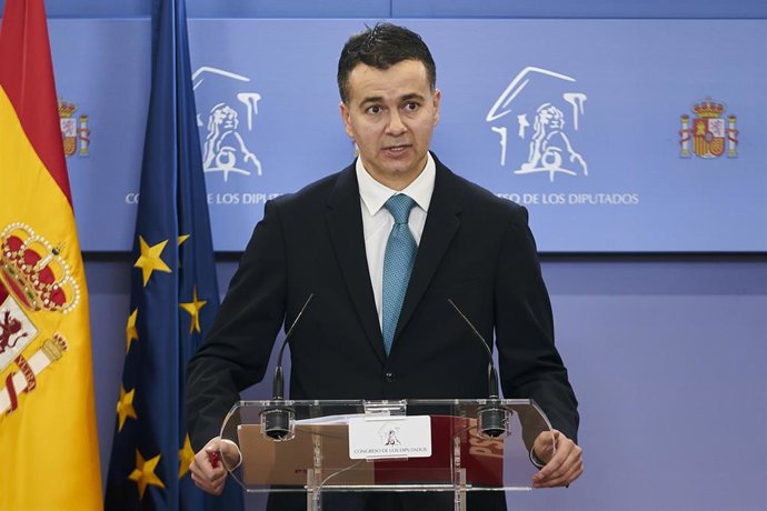 El portavoz del Grupo Parlamentario Socialista en el Congreso de los Diputados, Héctor Gómez, en una rueda de prensa anterior a una Junta de Portavoces en el Congreso de los Diputados, a 21 de diciembre de 2021, en Madrid, (España).