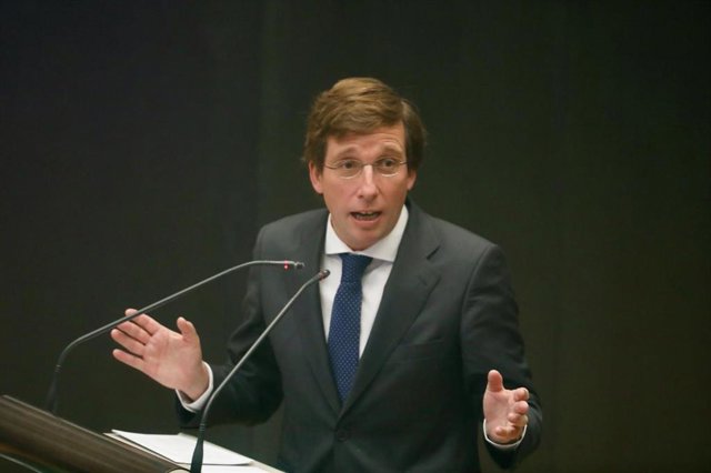 El alcalde de Madrid, José Luis Martínez-Almeida, interviene en una sesión plenaria del Ayuntamiento de Madrid  
