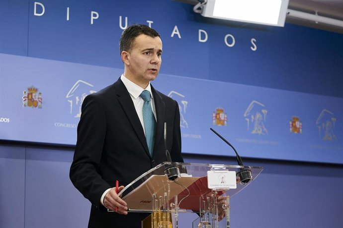 El portavoz del Grupo Parlamentario Socialista en el Congreso de los Diputados, Héctor Gómez, en una rueda de prensa anterior a una Junta de Portavoces en el Congreso de los Diputados, a 21 de diciembre de 2021, en Madrid, (España).