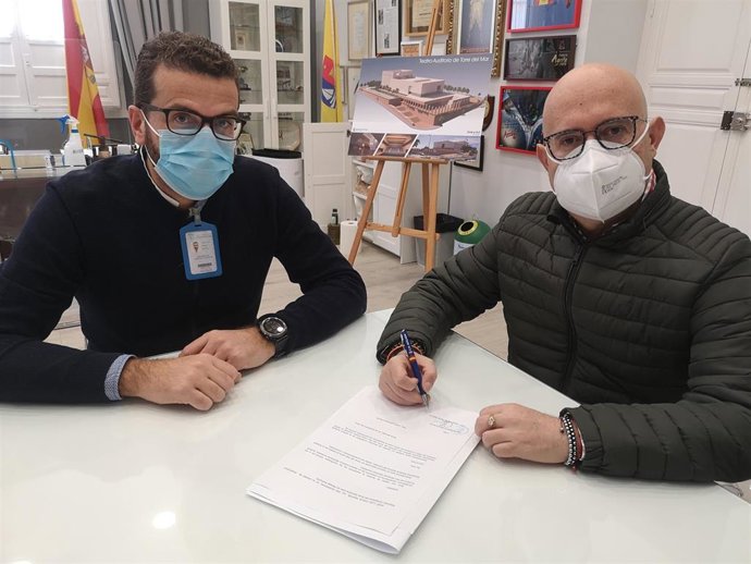 El primer teniente de alcalde del municipio de Vélez-Málaga y teniente de alcalde de Torre del Mar, Jesús Pérez Atencia, (derecha de la imagen) junto al subdirector de Atención Ciudadana del Área Sanitaria Este de Málaga - Axarquía, José Luis Checa