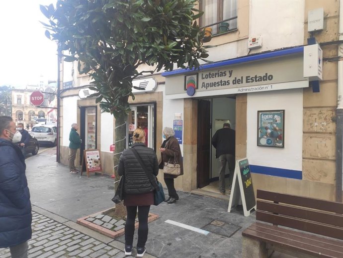 Archivo - La Administración de Loterías número 1 de Villaviciosa, donde el cuarto premio del Sorteo de Lotería de Navidad 2020 ha repartido 3 millones de euros.