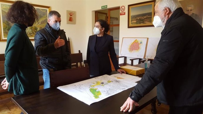 La consellera de Territorio del Consell de Mallorca, Maria Antnia Garcías, y el director insular de Urbanismo, Lluís de Corral, en una reunión con el alcalde de Ariany, Joan Ribot, y con el alcalde de Maria, Bernat Quetglas.