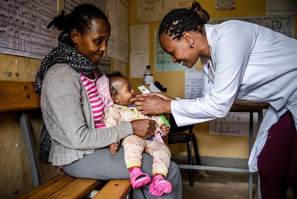 Mujeres junto a un menor en la República Democrática del Congo.