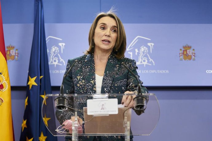 La portavoz parlamentaria del PP, Cuca Gamarra, en una rueda de prensa anterior a una Junta de Portavoces en el Congreso de los Diputados, a 21 de diciembre de 2021, en Madrid, (España).