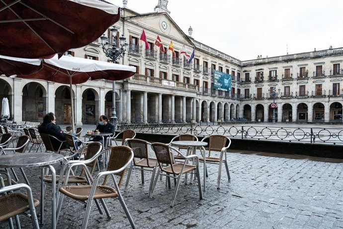 Archivo - Varios comensales en una terraza en Vitoria, Álava, País Vasco, (España),