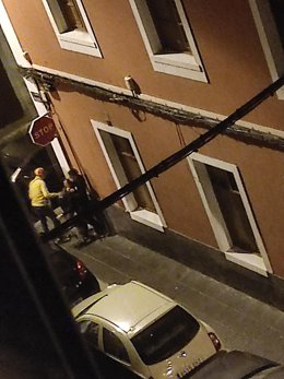 Momento en que los dos jóvenes, uno menor de edad, atracan a un transeunte usando la técnica de 'mataleón' o estrangulamiento desde la espalda, en la Nochebuena de Las Palmas de Gran Canaria