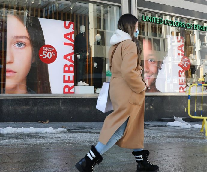 Archivo - Una mujer pasa por delante de un establecimiento durante el séptimo día de las rebajas de invierno, en Madrid, (España), en una imagen de archivo.