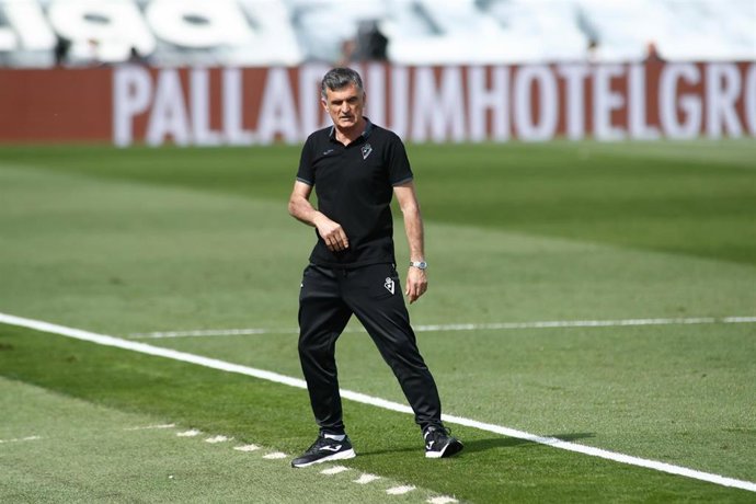 Archivo - Jose Luis Mendilibar, entrenador del Eibar, durante un partido ante el Real Madrid en Valdebebas.