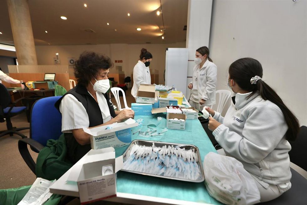 Archivo - Varias sanitarias preparan la tercera dosis de la vacuna contra el Covid-19, a 19 de noviembre de 2021, en Pontevedra, Galicia, (España). Galicia reabre hoy los grandes centros de vacunación masiva en las áreas sanitarias para avanzar en la ad