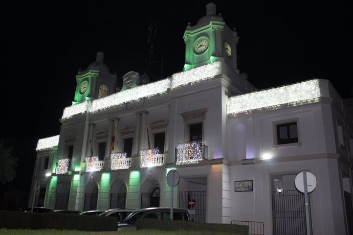 El Ayuntamiento de Barbate iluminado por Navidad.