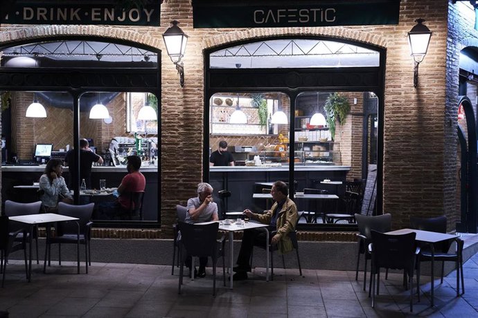 Archivo - Varias personas en una cafetería de Madrid  