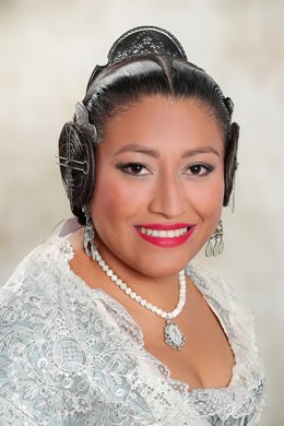 Archivo - La candidata a Fallera Mayor de Valncia de la comisión Portal de Valldigna-Salinas