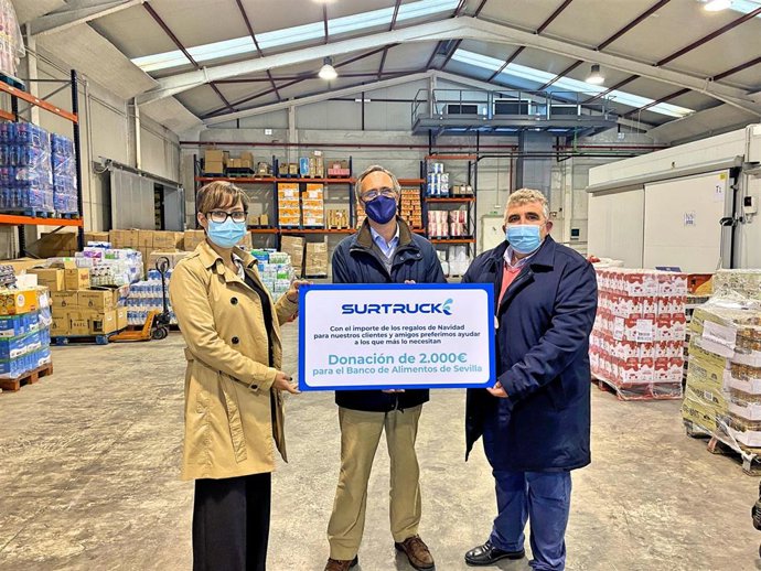 La directora comercial de División de Productos de Surtruck,  Teresa Gentil, y el director Comercial de Vehículos Contraincendios, Manuel Santana, han entregado al coordinador de Marketing y del Programa de Inserción, Juan Pedro Álvarez.