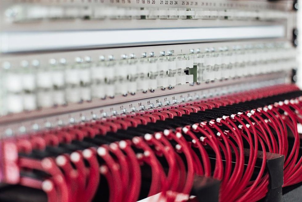 Archivo - Rack de cables de fibra óptica