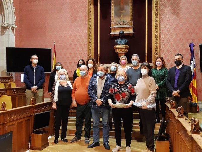 La presidenta del Consell, Catalina Cladera, y la consellera insular de Derechos Sociales y presidenta del IMAS, Sofía Alonso, junto a las cuatro familias acogedoras que se jubilan este año.
