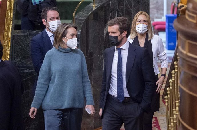 La portavoz parlamentaria del PP, Cuca Gamarra y el presidente del PP, Pablo Casado (c), en una sesión plenaria en el Congreso de los Diputados, a 16 de diciembre de 2021, en Madrid, (España). 