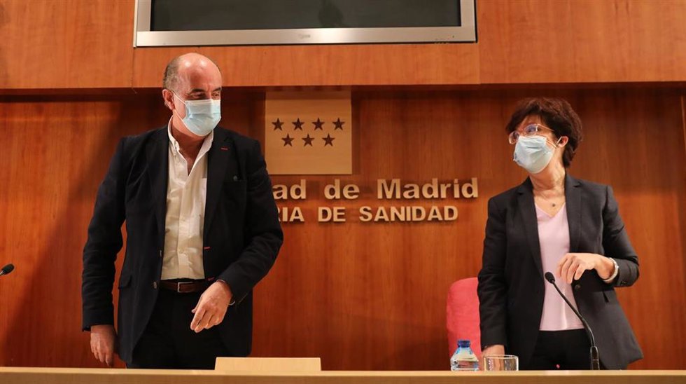 El viceconsejero de Asistencia Sanitaria y Salud Pública de la Comunidad, Antonio Zapatero, y la directora general de Salud Pública, Elena Andradas, a su llegada a una comparecencia para actualizar la información sobre la situación epidemiológica y asis
