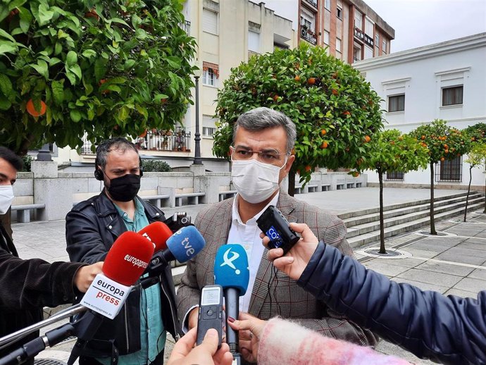 El portavoz de la Junta de Extremadura, Juan Antonio González, en declaraciones a los medios de comunicación en Mérida