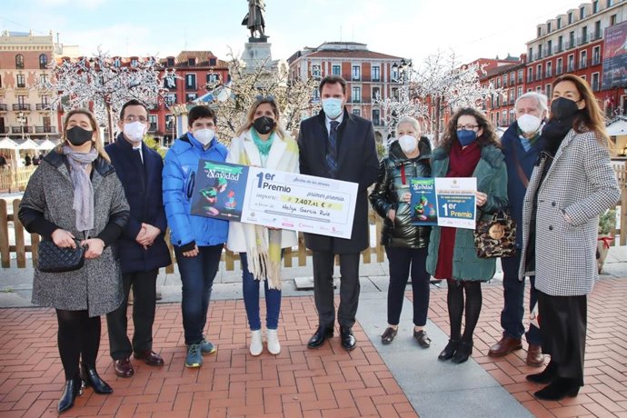 Entrega del cheque a la vencedora del sorte del Árbol de los Deseos.