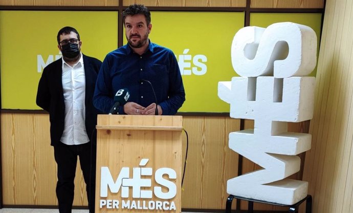 El senador de MÉS per Mallorca, Vicen Vidal, y el coordinador de la formación ecosoberanista, Lluís Apesteguia, en una rueda de prensa.