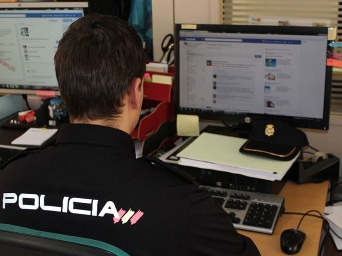 Un agente de la Policía Nacional investiga los hechos.