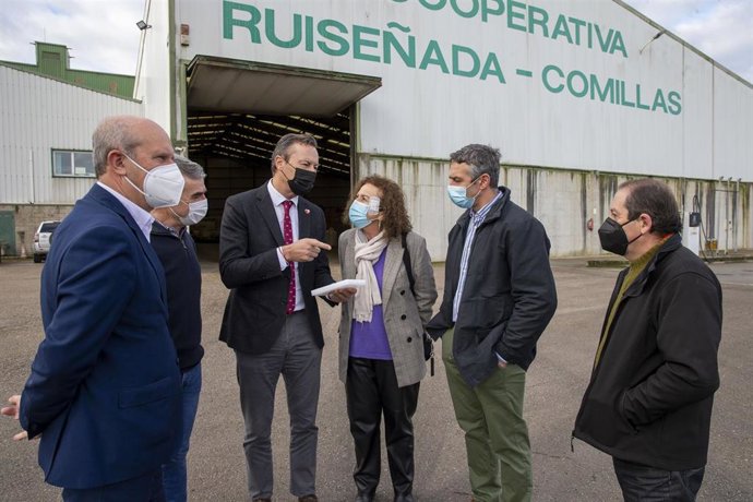 El consejero de Desarrollo Rural, Ganadería, Pesca, Alimentación y Medio Ambiente, Guillermo Blanco, asiste a la entrega de los Premios SIGFITO 2021 a la cooperativa Ruiseñada Comillas