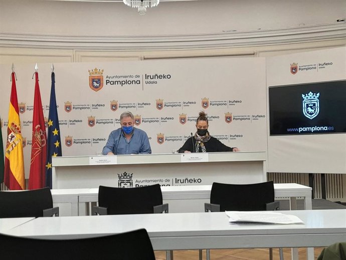 El portavoz de EH Bildu en el Ayuntamiento de Pamplona, Joseba Asiron, y la edil Marian Aldaia, en rueda de prensa