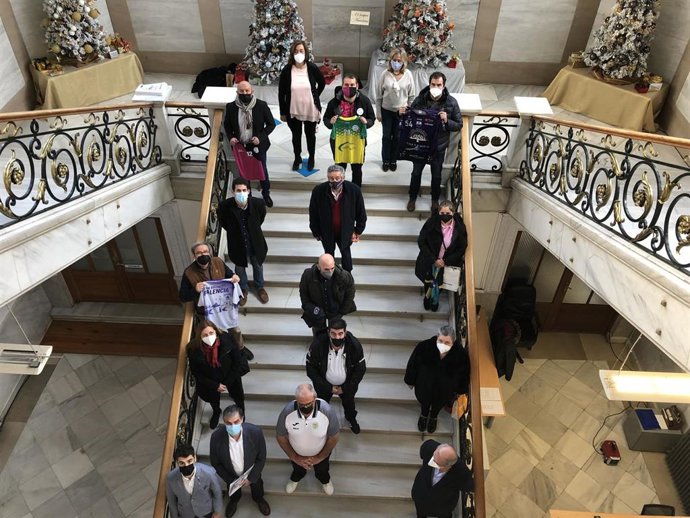 Armisén, junto a representantes de distintos clubes que han recibido ayudas.