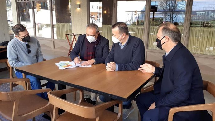 Firma del acuerdo entre la SMAP y CAEB Restauración.