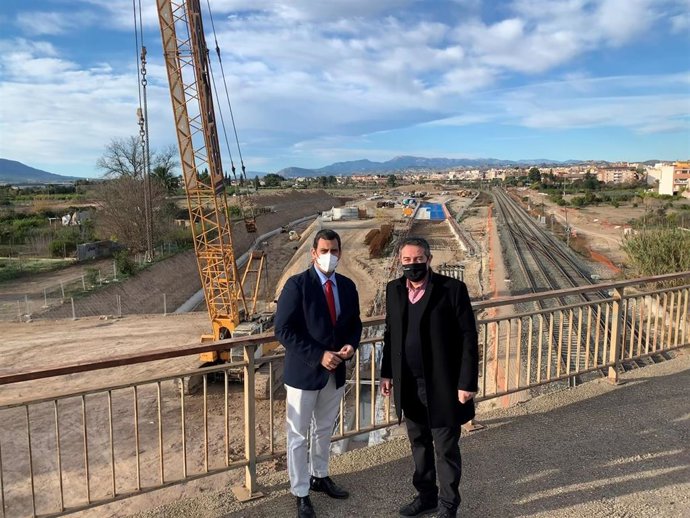 El consejero de Fomento e Infraestructuras, José Ramón Díez de Revenga, y el alcalde de Alcantarilla, Joaquín Buendía