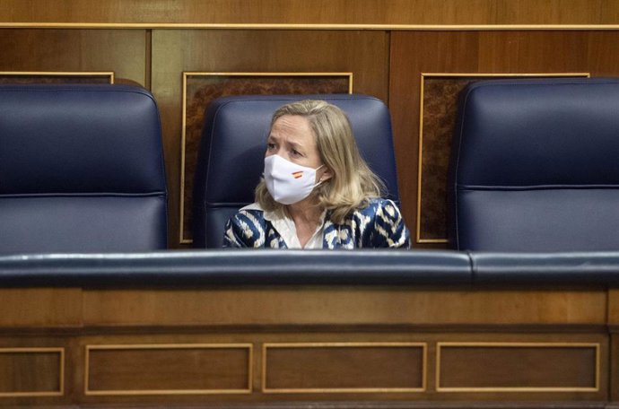 La vicepresidenta primera y ministra de Asuntos Económicos y Transformación Digital, Nadia Calviño, en una sesión plenaria en el Congreso de los Diputados, a 16 de diciembre de 2021, en Madrid, (España).