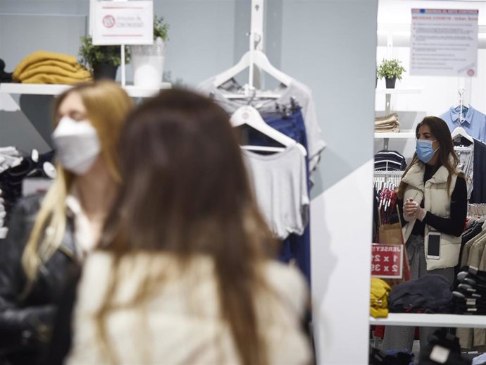 Archivo - Un establecimiento comercial en Pamplona (archivo) 