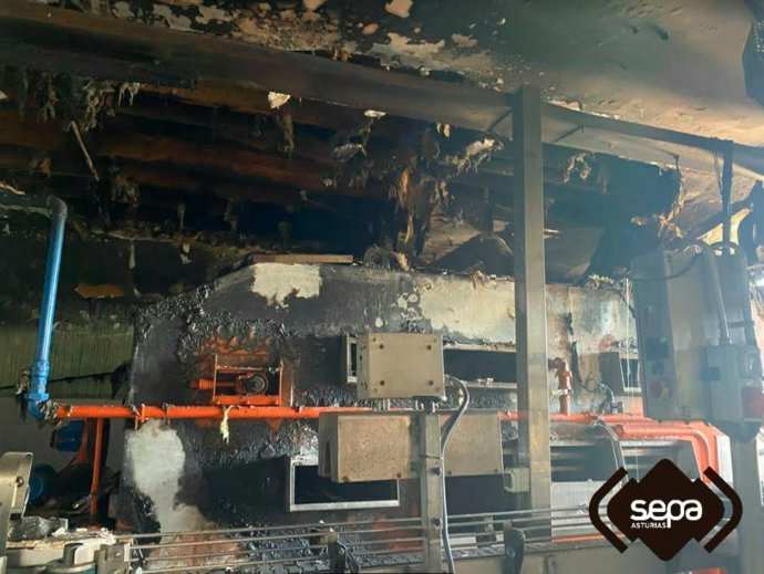 Archivo - Incendio en una máquina de lavado de botellas de un llagar ubicado en Tiñana, Siero.