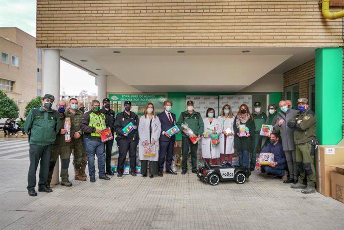 Entrega de regalos de Reyes de la Asociación Sonrisas y Puerto Venecia.