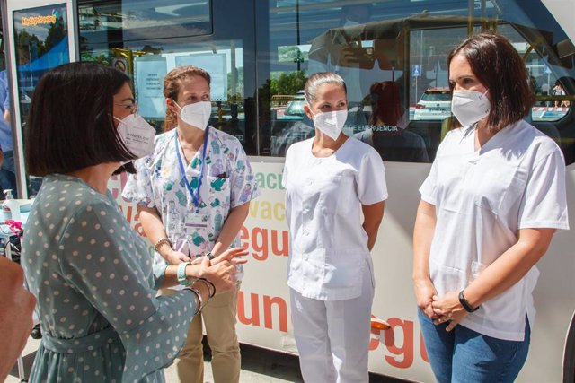 Carolina Darias visita la ‘vacuguagua’, uno de los dispositivos itinerantes de vacunación en Canarias