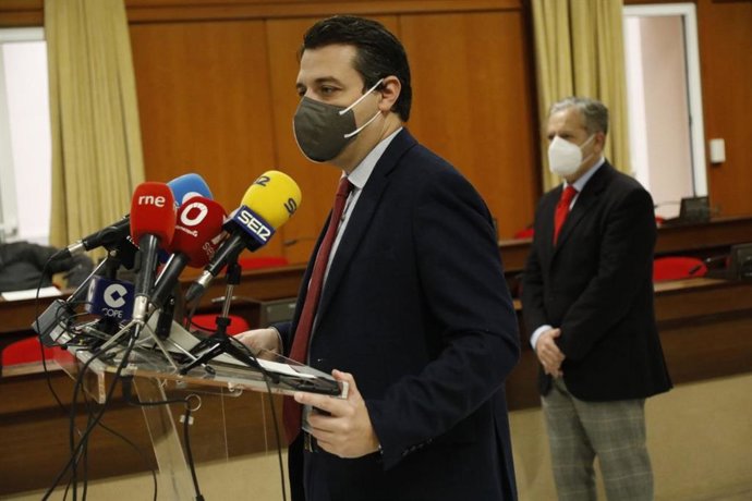 El alcalde de Córdoba, José María Bellido, informa sobre las ordenanzas fiscales para 2022.