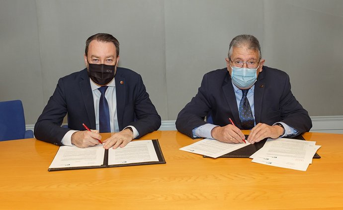 Imagen de la firma del convenio por parte del rector, Ramón Gonzalo, y el decano del Colegio de Graduados en Ingeniería (ramas Industriales) e Ingenieros Técnicos Industriales de Navarra, Luis Maestu Martínez