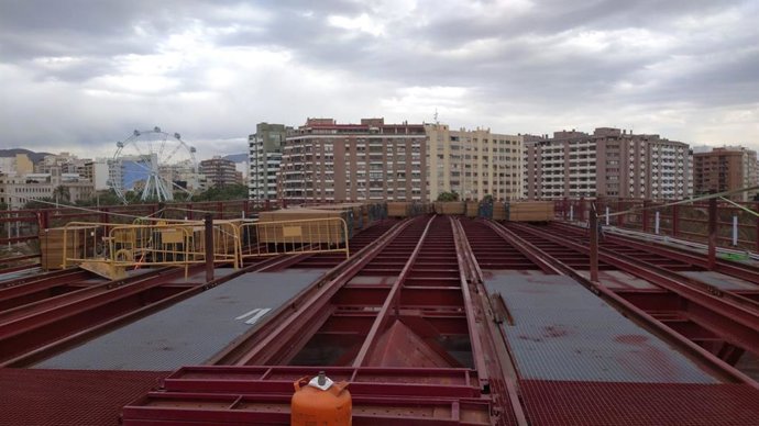 Primera remesa de madera de iroko, apilada en el Cable Inglés