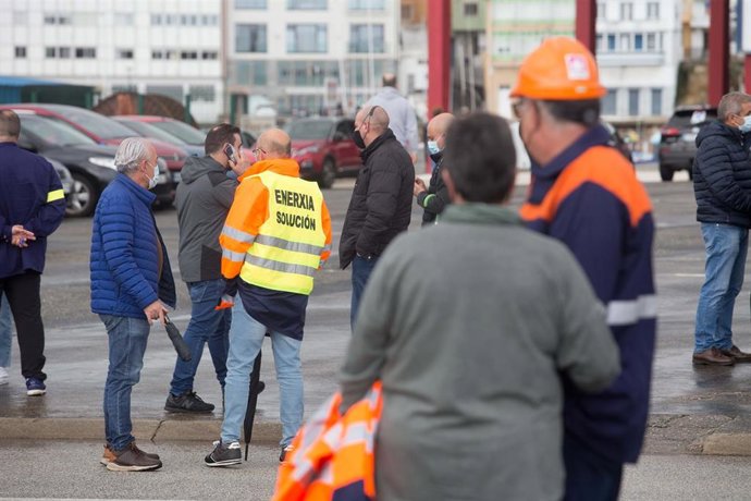 Archivo - Empleados de Alcoa, tras finalizar una caravana de vehículos de trabajadores de la empresa, a 31 de octubre de 2021, en Burela, Lugo Galicia (España). El comité de Alcoa en San Cibrao, en Cervo (Lugo), convoca esta caravana bajo el lema 'Enerx