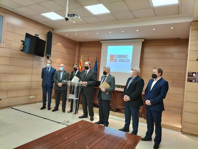 El consejero de Economía, Carlos Pérez Anadón, explica las nuevas medidas tras la reunión con los representantes hosteleros.