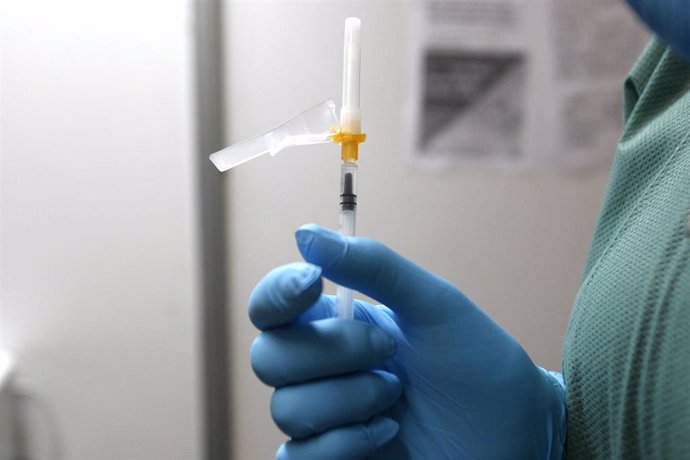 Una profesional sanitaria sostiene una jeringuilla con la vacuna contra el Covid-19, en el Hospital de Son Durea, a 15 de diciembre de 2021, en Palma, Mallorca, Baleares (España). 