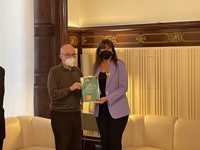 El Síndic de Greuges, Rafael Ribó, entrega l''Informe del Mecanisme Català de Prevenció de la Tortura' a la presidenta del Parlament de Catalunya, Laura Borràs