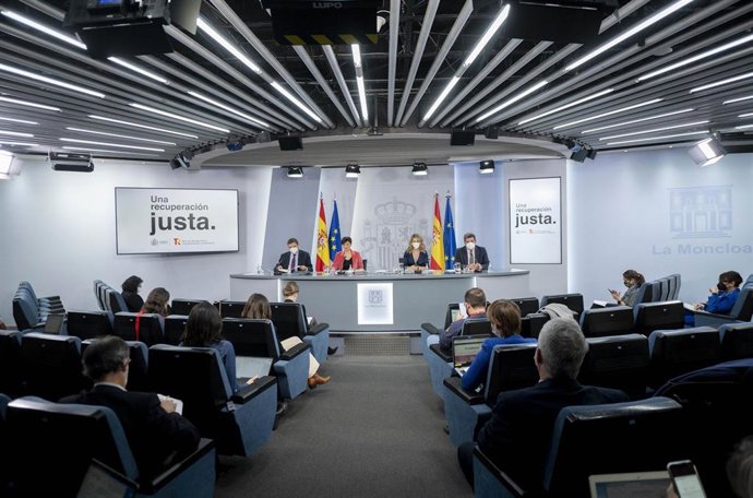 (I-D) El ministro de Agricultura, Pesca y Alimentación, Luis Planas; la ministra Portavoz, Isabel Rodríguez; la vicepresidenta segunda y ministra de Trabajo, Yolanda Díaz, y el ministro de Seguridad Social, José Luis Escrivá, a 28 de diciembre de 2021. 